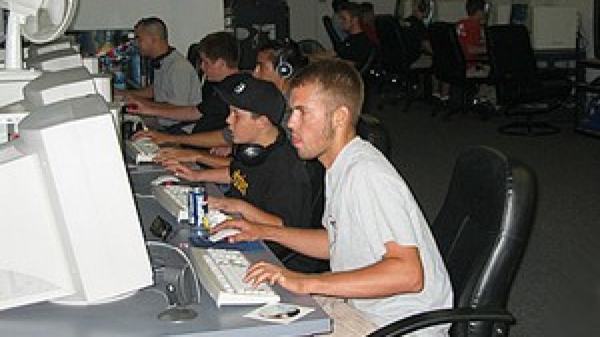 hardcore gamer.jpg hardcore gamer.jpg