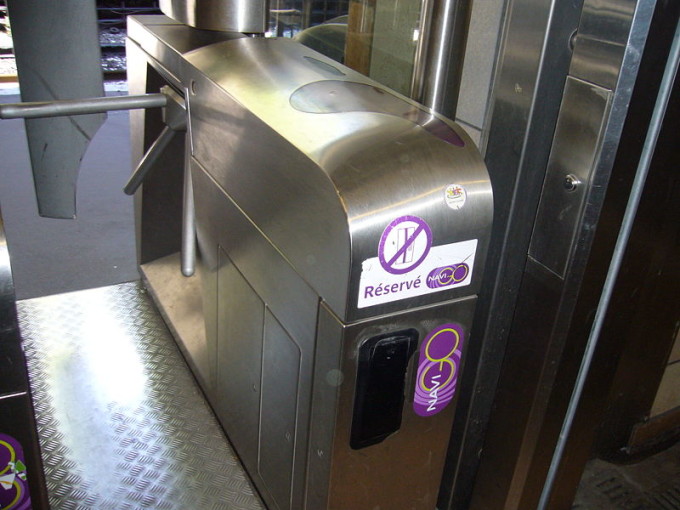 Contrairement aux portiques de certaines stations de métro, par exemple à Paris, ce système ne devrait pas avoir de barrière. // Source : Wikipédia Contrairement aux portiques de certaines stations de métro, par exemple à Paris, ce système ne devrait pas avoir de barrière. // Source : Wikipédia