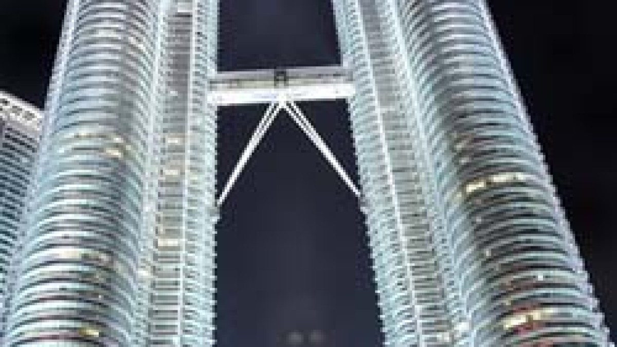 klpetronastowers.jpg klpetronastowers.jpg