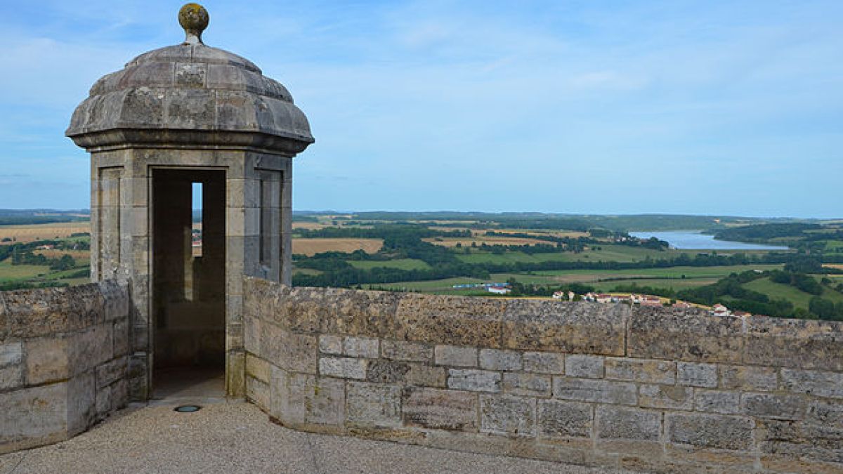 640px-2012_0057_remparts_de_langres.jpg 640px-2012_0057_remparts_de_langres.jpg
