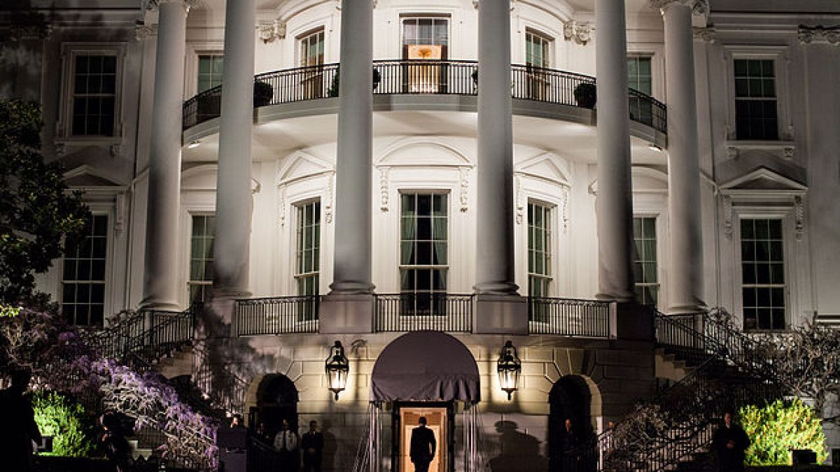 barack_obama_enters_the_white_house_march_2012.jpg barack_obama_enters_the_white_house_march_2012.jpg