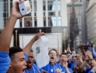 applestore-cheers.jpg