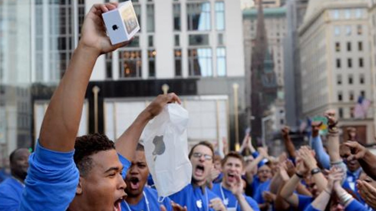 applestore-cheers.jpg applestore-cheers.jpg