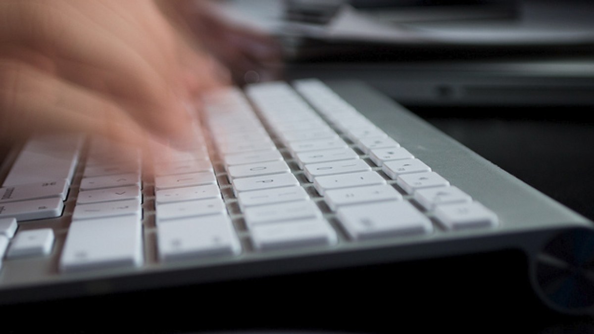 Les keyloggers permettent d'enregistrer et de transmettre en temps réel, ou par paquets, tout ce qui est saisi sur un clavier. Les keyloggers permettent d'enregistrer et de transmettre en temps réel, ou par paquets, tout ce qui est saisi sur un clavier.
