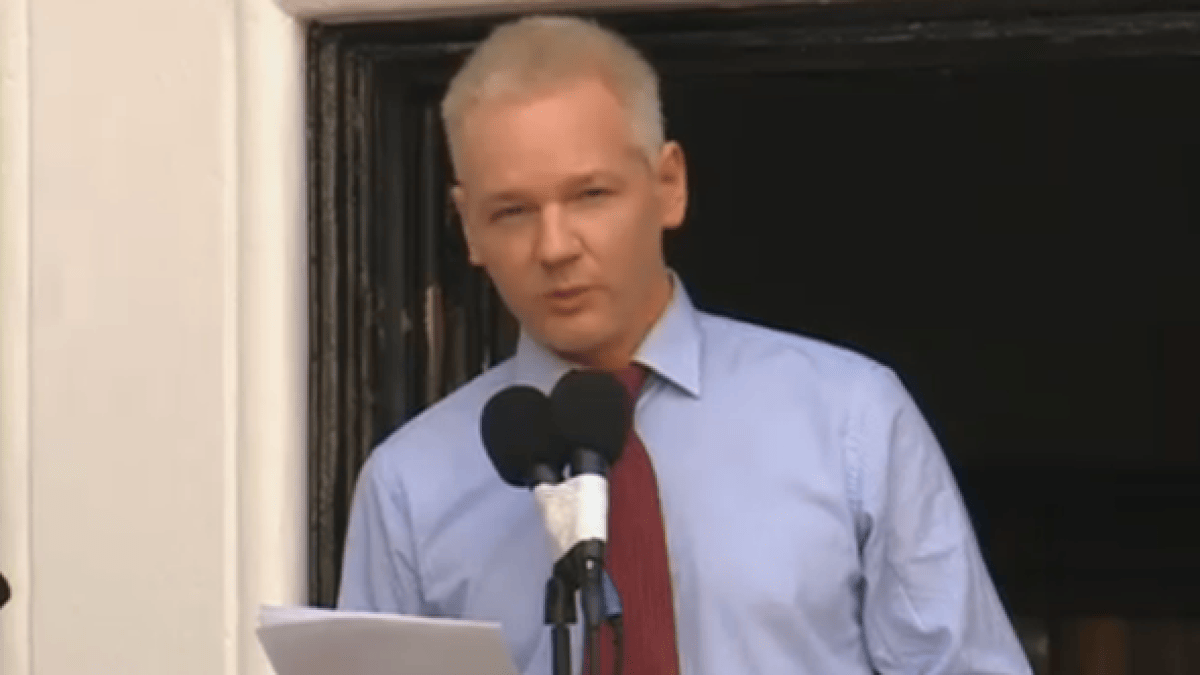 assange-balcon.png assange-balcon.png