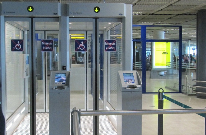 Le sens PARAFE (Passage Rapide Automatisé Aux Frontières Extérieures) Le sens PARAFE (Passage Rapide Automatisé Aux Frontières Extérieures)