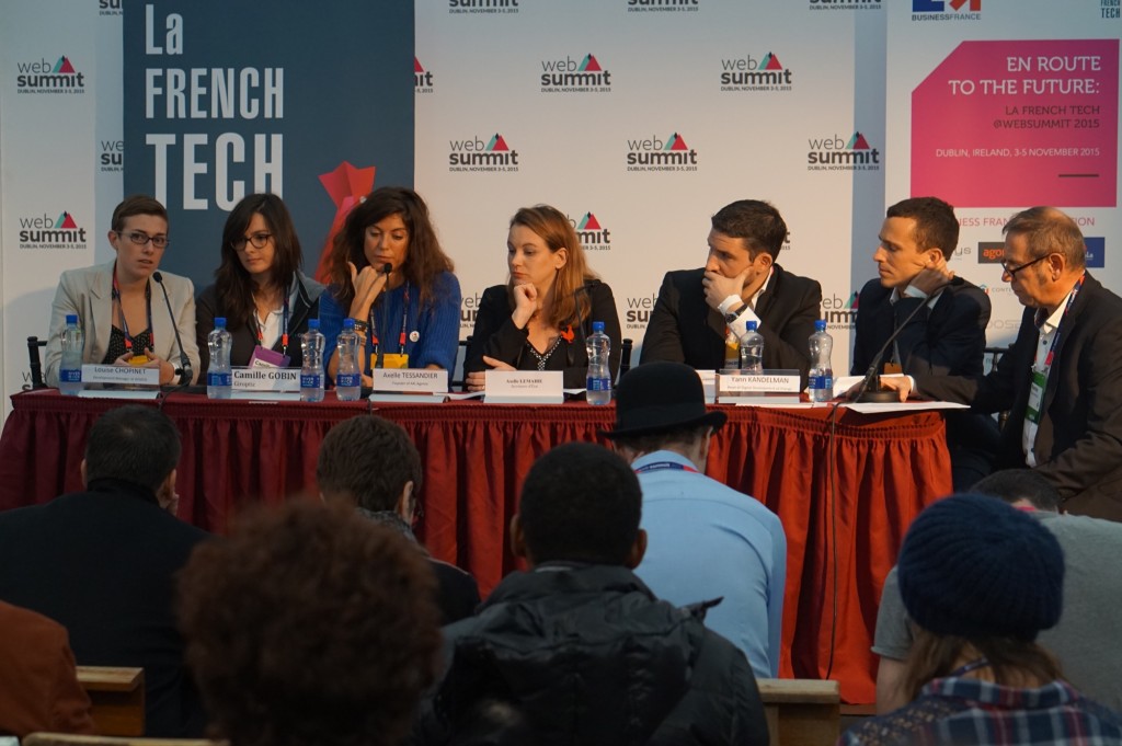 Le gouvernement accompagné par la French, Business France et quelques partenaires, au milieu de la salle de presse pour parler du financement participatif Le gouvernement accompagné par la French, Business France et quelques partenaires, au milieu de la salle de presse pour parler du financement participatif
