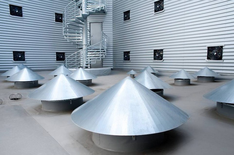 Dans ses nouveaux datacenters, OVH a supprimé la climatisation au profit de systèmes de ventilation et de watercooling. Dans ses nouveaux datacenters, OVH a supprimé la climatisation au profit de systèmes de ventilation et de watercooling.