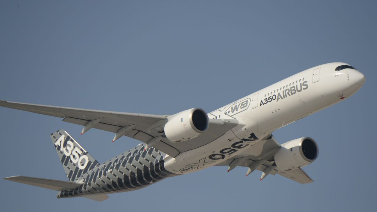 dubai_2015_-_day_2_-_a350_flying_display_3-cropped dubai_2015_-_day_2_-_a350_flying_display_3-cropped