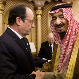 François Hollande serrant la main du nouveau roi d'Arabie Saoudite, almane ben Abdelaziz Al Saoud (AFP) François Hollande serrant la main du nouveau roi d'Arabie Saoudite, almane ben Abdelaziz Al Saoud (AFP)