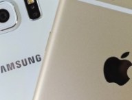 Un smartphone Samsung (à gauche) et un iPhone. // Source : Kārlis Dambrāns / Flickr