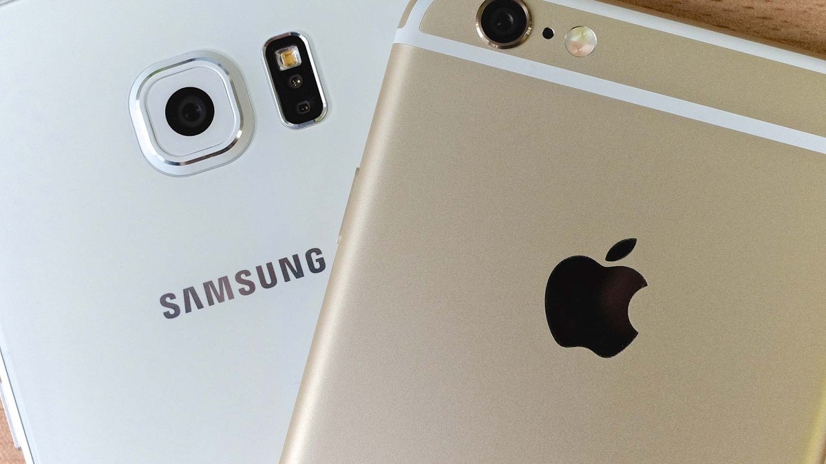 Un smartphone Samsung (à gauche) et un iPhone. // Source : Kārlis Dambrāns / Flickr Un smartphone Samsung (à gauche) et un iPhone. // Source : Kārlis Dambrāns / Flickr