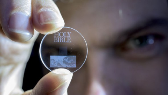 La bible gravé sur un stockage 5D // Source : University of Southampton La bible gravé sur un stockage 5D // Source : University of Southampton