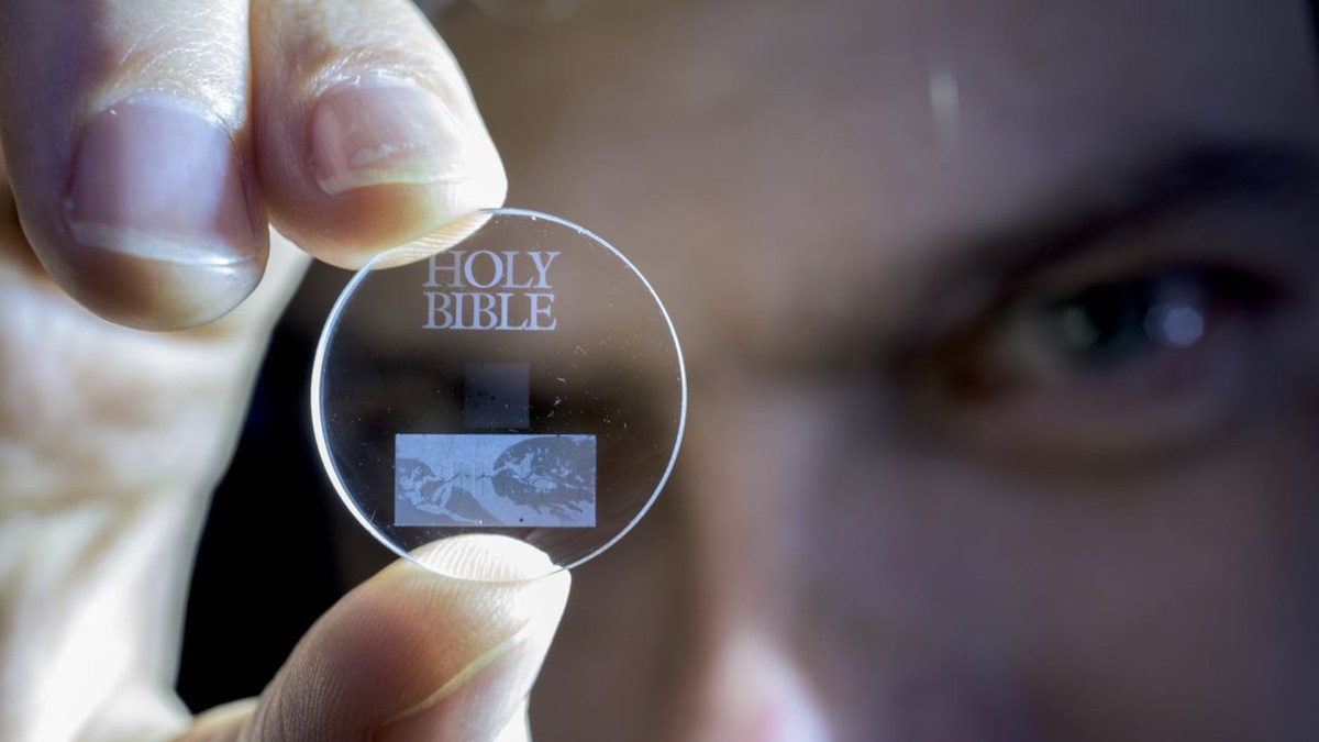 La bible gravé sur un stockage 5D // Source : University of Southampton La bible gravé sur un stockage 5D // Source : University of Southampton