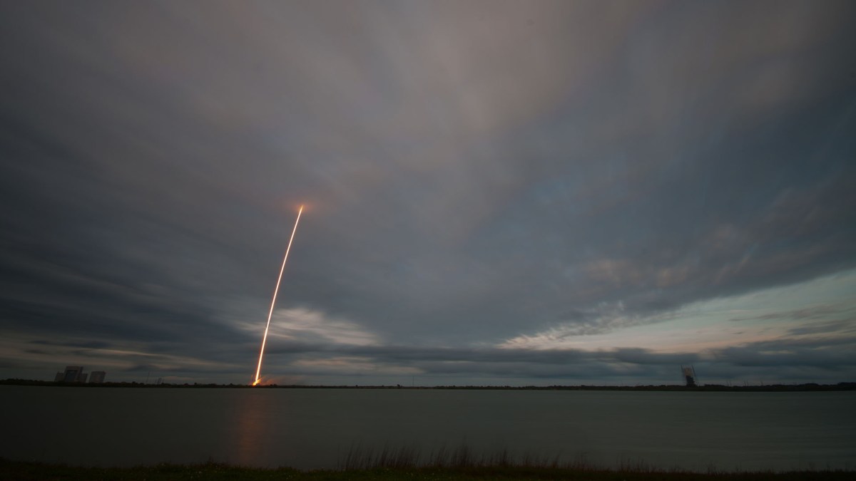Longue exposition montrant la trace laissée par un décollage. // Source : SpaceX Longue exposition montrant la trace laissée par un décollage. // Source : SpaceX