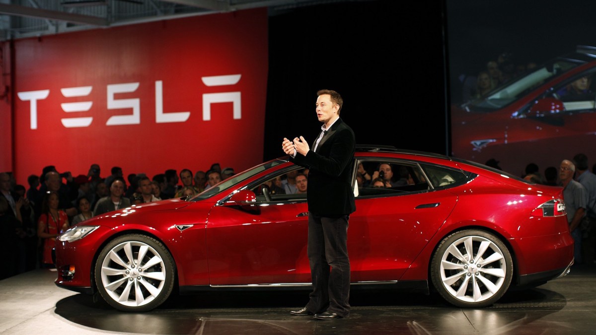 Elon Musk présentant la Model S // Source : capture vidéo Tesla Elon Musk présentant la Model S // Source : capture vidéo Tesla