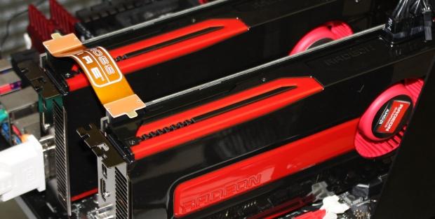 Deux cartes AMD reliée par un pont CrossFire Deux cartes AMD reliée par un pont CrossFire