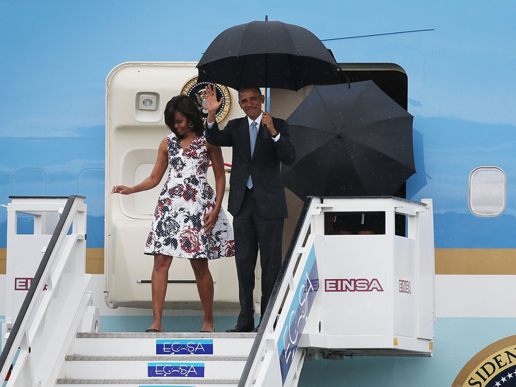 Obama sort d'Air Force One sur le sol cubain. Joe Raedle/Getty Images Obama sort d'Air Force One sur le sol cubain. Joe Raedle/Getty Images