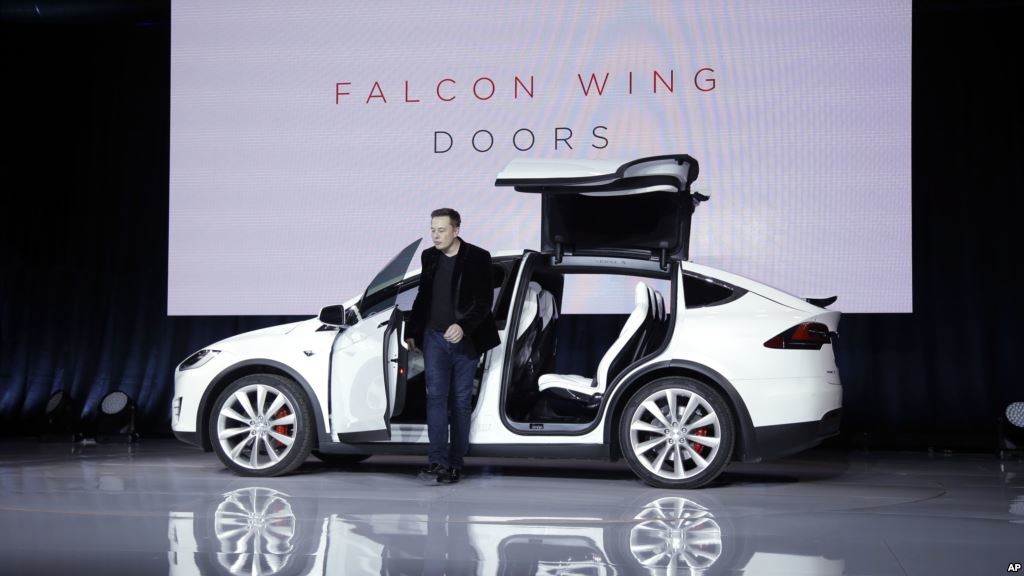 La Tesla X est le modèle haut de gamme de l'entreprise dirigée par Elon Musk. La Tesla X est le modèle haut de gamme de l'entreprise dirigée par Elon Musk.