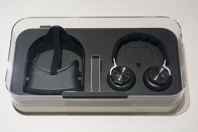 Le kit standard qui sera distribué aux détaillants d'Audi. Il comprend un casque Oculus Rift CV1 et un casque Band & Ofulsen. Le kit standard qui sera distribué aux détaillants d'Audi. Il comprend un casque Oculus Rift CV1 et un casque Band & Ofulsen.