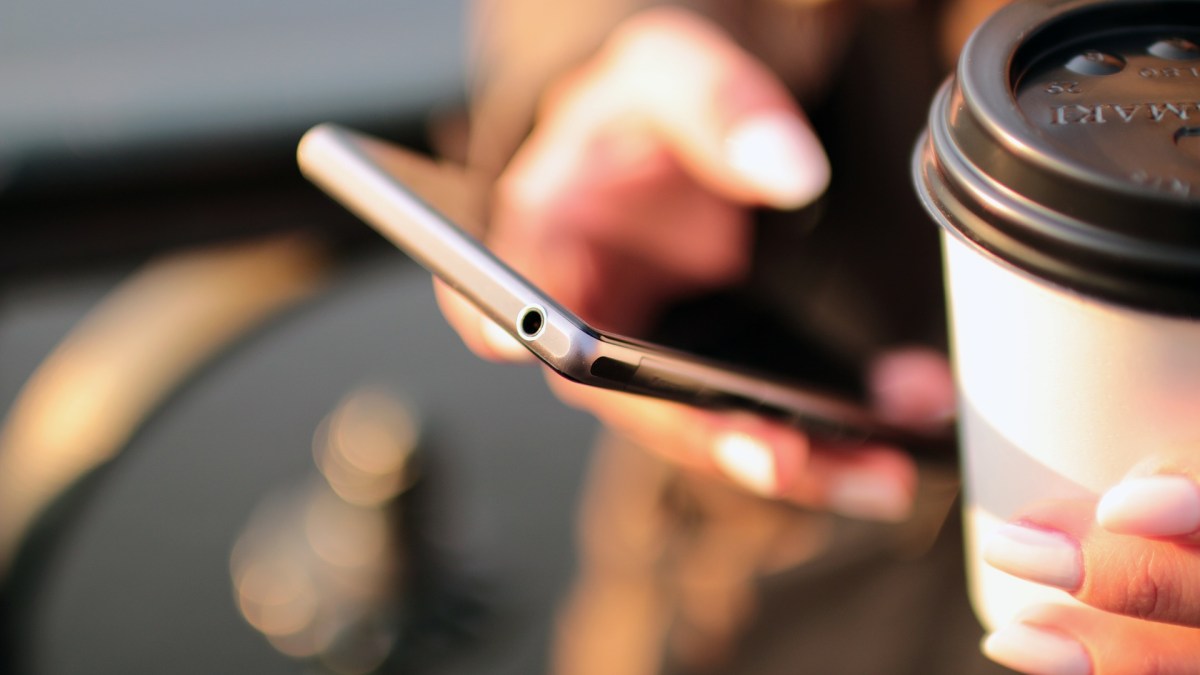 hands-coffee-smartphone-technology hands-coffee-smartphone-technology