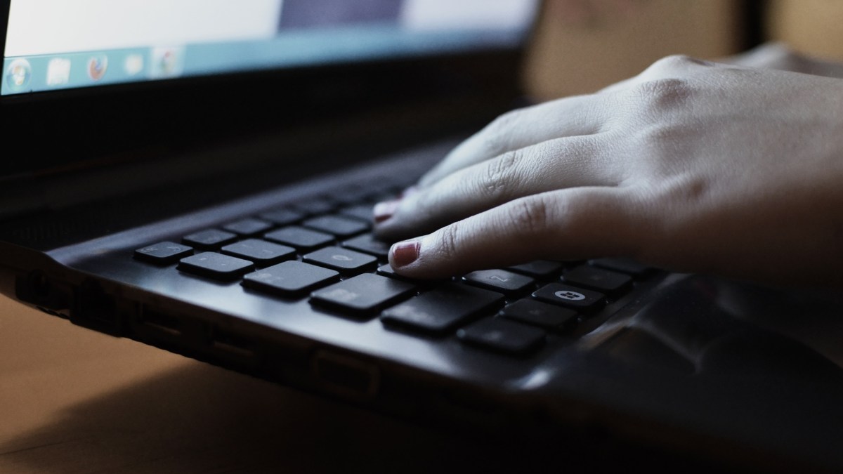 hand-laptop-notebook-typing hand-laptop-notebook-typing