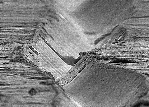 Les fascinantes rainures d'un vinyle, vu au microscope