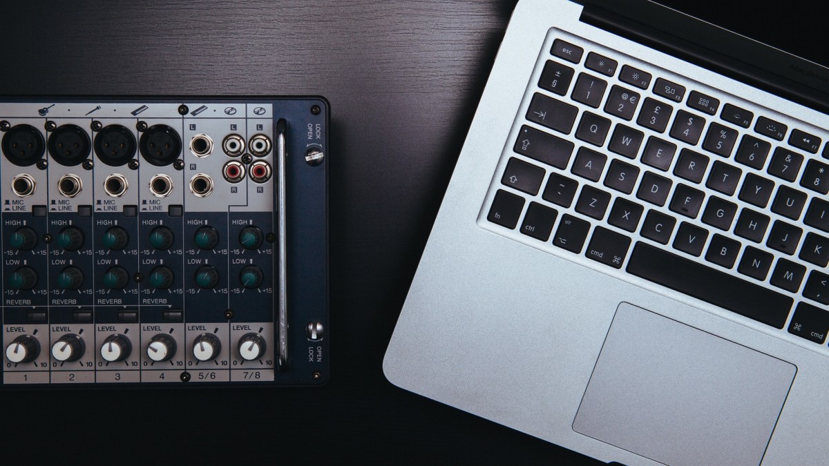 apple-laptop-macbook-pro-notebook apple-laptop-macbook-pro-notebook