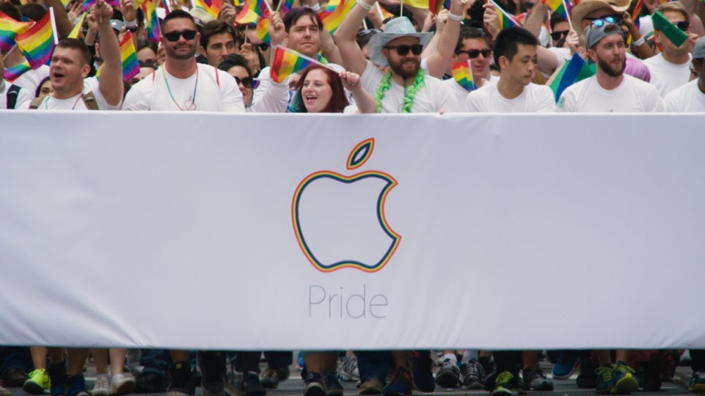 Les employés de Cupertino, rassemblés à la marche des fiertés san franciscaines derrière leur entreprise Les employés de Cupertino, rassemblés à la marche des fiertés san franciscaines derrière leur entreprise