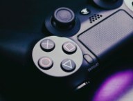 La manette de la PS4. 