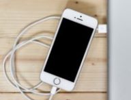 apple-iphone-smartphone-desk