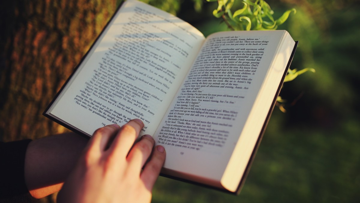 hands-hand-book-reading hands-hand-book-reading