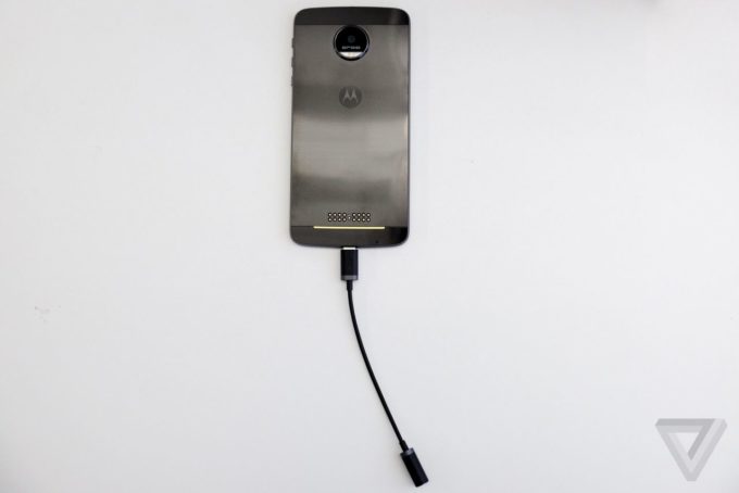 Le Moto Z et son adaptateur, The Verge Le Moto Z et son adaptateur, The Verge