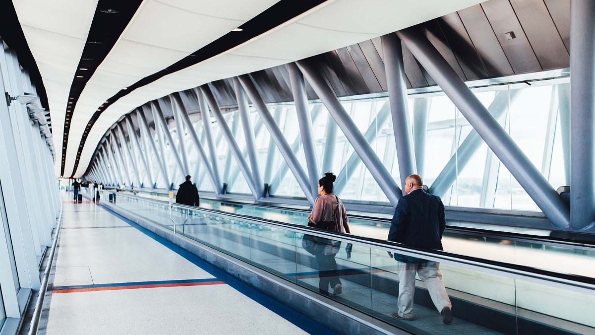 Dans un aéroport. // Source : Negative Space Dans un aéroport. // Source : Negative Space