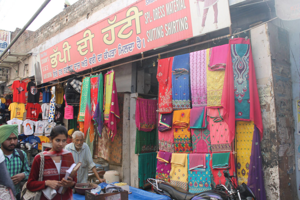 Le punjabi, parlé en Inde et au Pakistan, est la seule langue indo-européenne pleinement tonale. Le punjabi, parlé en Inde et au Pakistan, est la seule langue indo-européenne pleinement tonale.