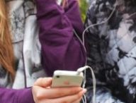 people-hand-iphone-smartphone
