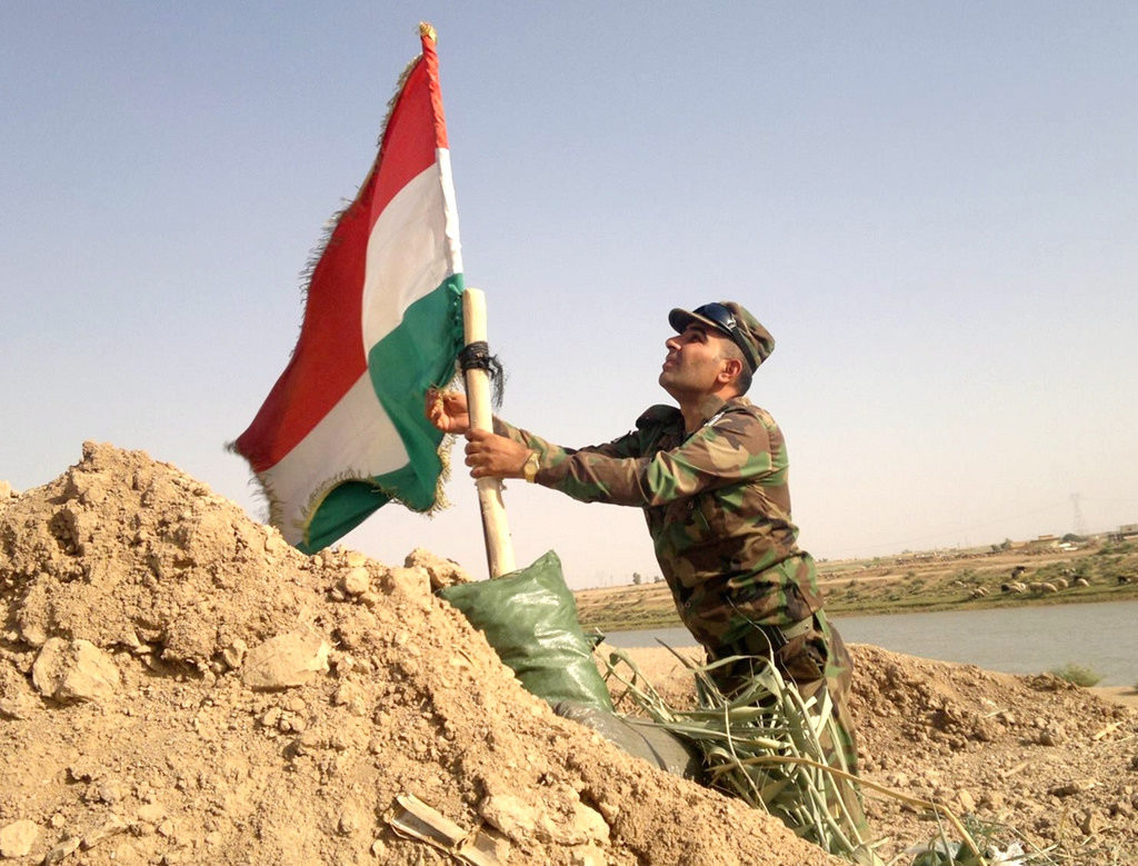 Soldat peshmerga, CC https://www.flickr.com/photos/kurdishstruggle/15651064375/in/photolist-pR2Nav-CCHu4-p914LV-rvdDuC-rfVUPf-9ug7ug-oMP4sy-FXvA-9vdZCp-p4uW2g-oLMsrb-8PNLzB-pFpPAn-5BiGJb-qWnyWZ-Dz9B6-2pyAX-puEAGg-5uYPtg-pQAjXK-p3eD7R-pjEd8k-Dz9Bd-6CKV1n-aVWQvv-bdpwAx-5pSBGD-5cZv3S-CCHu3-bdpwAR-xkvT-pRBFBi-552k6-5ubBW2-aqmxVQ-2hPG63-p99z1r-p4NjeF-7dT6Rf-p63yQk-poZJFT-2zaL8f-5BtDG-5ufW5f-5ufN5N-DGJG5-DGK52-4BFbeB-2pyAY-6gLA26 Soldat peshmerga, CC https://www.flickr.com/photos/kurdishstruggle/15651064375/in/photolist-pR2Nav-CCHu4-p914LV-rvdDuC-rfVUPf-9ug7ug-oMP4sy-FXvA-9vdZCp-p4uW2g-oLMsrb-8PNLzB-pFpPAn-5BiGJb-qWnyWZ-Dz9B6-2pyAX-puEAGg-5uYPtg-pQAjXK-p3eD7R-pjEd8k-Dz9Bd-6CKV1n-aVWQvv-bdpwAx-5pSBGD-5cZv3S-CCHu3-bdpwAR-xkvT-pRBFBi-552k6-5ubBW2-aqmxVQ-2hPG63-p99z1r-p4NjeF-7dT6Rf-p63yQk-poZJFT-2zaL8f-5BtDG-5ufW5f-5ufN5N-DGJG5-DGK52-4BFbeB-2pyAY-6gLA26