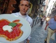 epa02953250 An apple-shaped pizza as a tribute to Steve Jobs in Naples, Italy, 06 October 2011. Steve Jobs, the co-founder and CEO of Apple died on 05 October 2011 at the age of 56 in California after a long battle with pancreatic cancer.  EPA/CESARE ABBATE