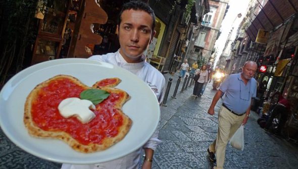 epa02953250 An apple-shaped pizza as a tribute to Steve Jobs in Naples, Italy, 06 October 2011. Steve Jobs, the co-founder and CEO of Apple died on 05 October 2011 at the age of 56 in California after a long battle with pancreatic cancer.  EPA/CESARE ABBATE