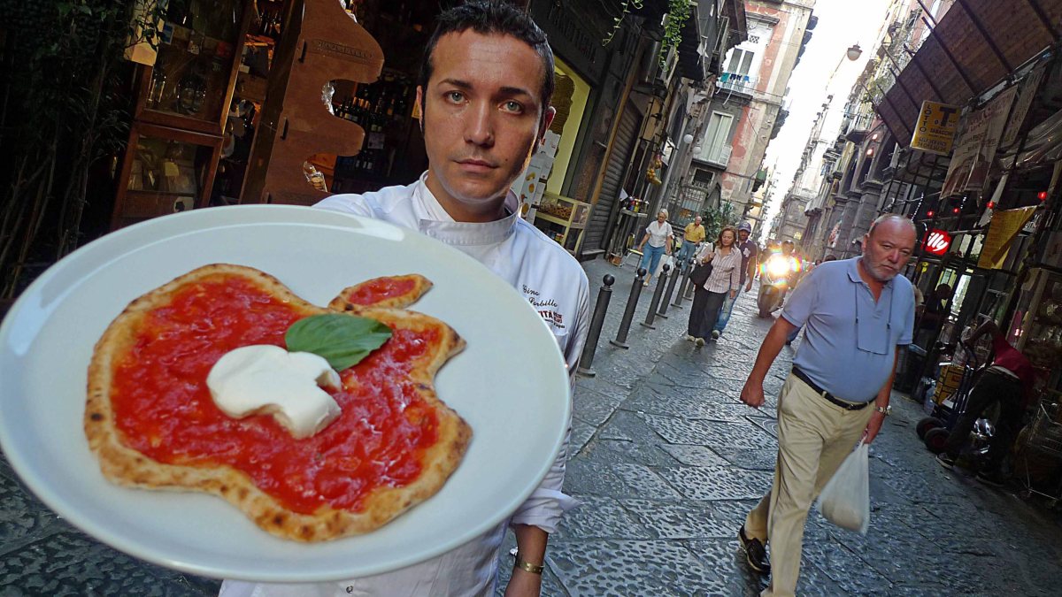 epa02953250 An apple-shaped pizza as a tribute to Steve Jobs in Naples, Italy, 06 October 2011. Steve Jobs, the co-founder and CEO of Apple died on 05 October 2011 at the age of 56 in California after a long battle with pancreatic cancer. EPA/CESARE ABBATE epa02953250 An apple-shaped pizza as a tribute to Steve Jobs in Naples, Italy, 06 October 2011. Steve Jobs, the co-founder and CEO of Apple died on 05 October 2011 at the age of 56 in California after a long battle with pancreatic cancer. EPA/CESARE ABBATE