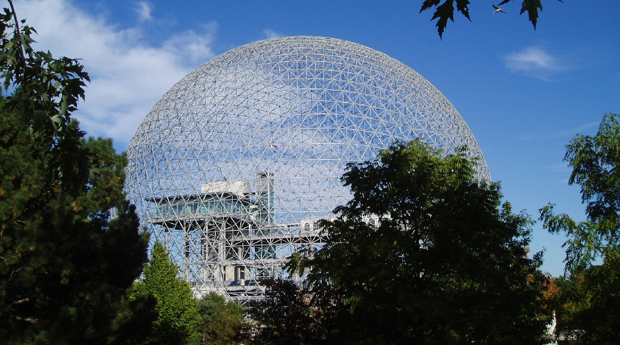 La Biosphère créé par Richard Buckminster Fuller sur l'île Sainte-Hélène de Montréal est un exemple typique de dôme géodésique La Biosphère créé par Richard Buckminster Fuller sur l'île Sainte-Hélène de Montréal est un exemple typique de dôme géodésique