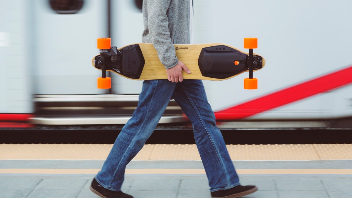 boosted-electric-skateboard-single-drive-commute boosted-electric-skateboard-single-drive-commute