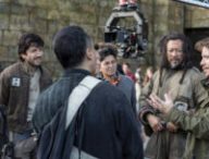 Rogue One: A Star Wars Story..L to R: Alan Tudyk (K-2SO), Felicity Jones (Jyn Erso), Diego Luna (Cassian Andor), Donnie Yen (Chirrut Imwe), Jiang Wen (Baze Malbus), and Director Gareth Edwards on set. ..Ph: Jonathan Olley..© 2016 Lucasfilm Ltd. All Rights Reserved.