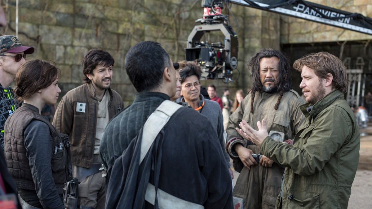 Rogue One: A Star Wars Story..L to R: Alan Tudyk (K-2SO), Felicity Jones (Jyn Erso), Diego Luna (Cassian Andor), Donnie Yen (Chirrut Imwe), Jiang Wen (Baze Malbus), and Director Gareth Edwards on set. ..Ph: Jonathan Olley..© 2016 Lucasfilm Ltd. All Rights Reserved. Rogue One: A Star Wars Story..L to R: Alan Tudyk (K-2SO), Felicity Jones (Jyn Erso), Diego Luna (Cassian Andor), Donnie Yen (Chirrut Imwe), Jiang Wen (Baze Malbus), and Director Gareth Edwards on set. ..Ph: Jonathan Olley..© 2016 Lucasfilm Ltd. All Rights Reserved.