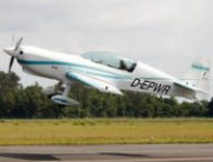 Erfolgreicher Jungfernflug: Erstmals fliegt ein Flugzeug der Zertifizierungs-Kategorie CS23 mit Permit-to-Fly rein-elektrisch. Der Siemens-Motor hat eine Leistung von 260 Kilowatt und ein Gewicht von nur 50 Kilogramm – damit verfügt er über ein Rekord-Leistungsgewicht.

For the first time ever, a plane in the certification category CS23 flies with Permit-to-Fly purely electric. The plane is powered by a 260 kilowatt Siemens motor that weighs a mere 50 kilogramm – a record-setting power-to-weight ratio.