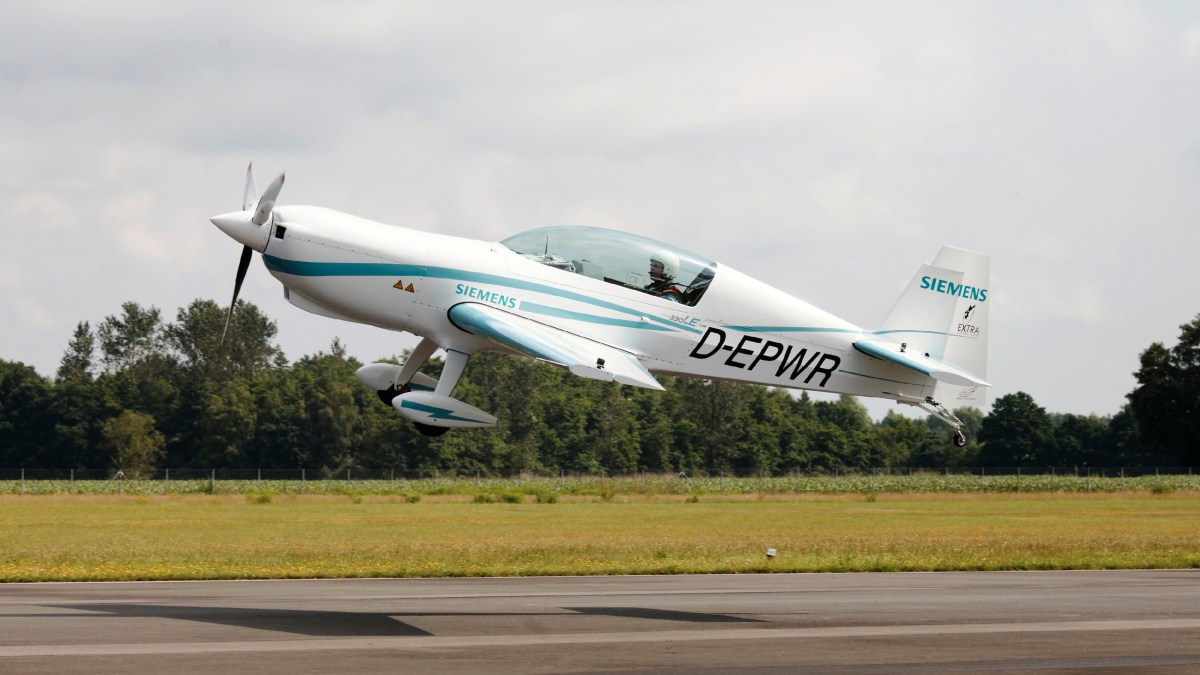 Erfolgreicher Jungfernflug: Erstmals fliegt ein Flugzeug der Zertifizierungs-Kategorie CS23 mit Permit-to-Fly rein-elektrisch. Der Siemens-Motor hat eine Leistung von 260 Kilowatt und ein Gewicht von nur 50 Kilogramm – damit verfügt er über ein Rekord-Leistungsgewicht.
For the first time ever, a plane in the certification category CS23 flies with Permit-to-Fly purely electric. The plane is powered by a 260 kilowatt Siemens motor that weighs a mere 50 kilogramm – a record-setting power-to-weight ratio. Erfolgreicher Jungfernflug: Erstmals fliegt ein Flugzeug der Zertifizierungs-Kategorie CS23 mit Permit-to-Fly rein-elektrisch. Der Siemens-Motor hat eine Leistung von 260 Kilowatt und ein Gewicht von nur 50 Kilogramm – damit verfügt er über ein Rekord-Leistungsgewicht.
For the first time ever, a plane in the certification category CS23 flies with Permit-to-Fly purely electric. The plane is powered by a 260 kilowatt Siemens motor that weighs a mere 50 kilogramm – a record-setting power-to-weight ratio.