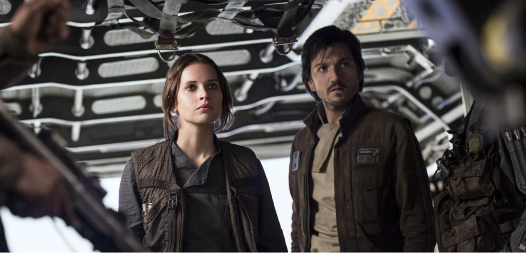 Diego Luna avec Felicity Jones, dans Rogue One. // Source : Lucasfilm Diego Luna avec Felicity Jones, dans Rogue One. // Source : Lucasfilm