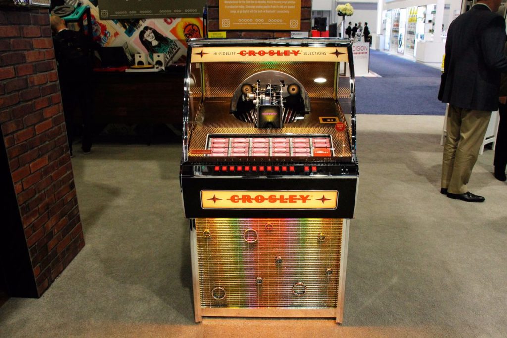 crosley-vinyl-juke-box-1
