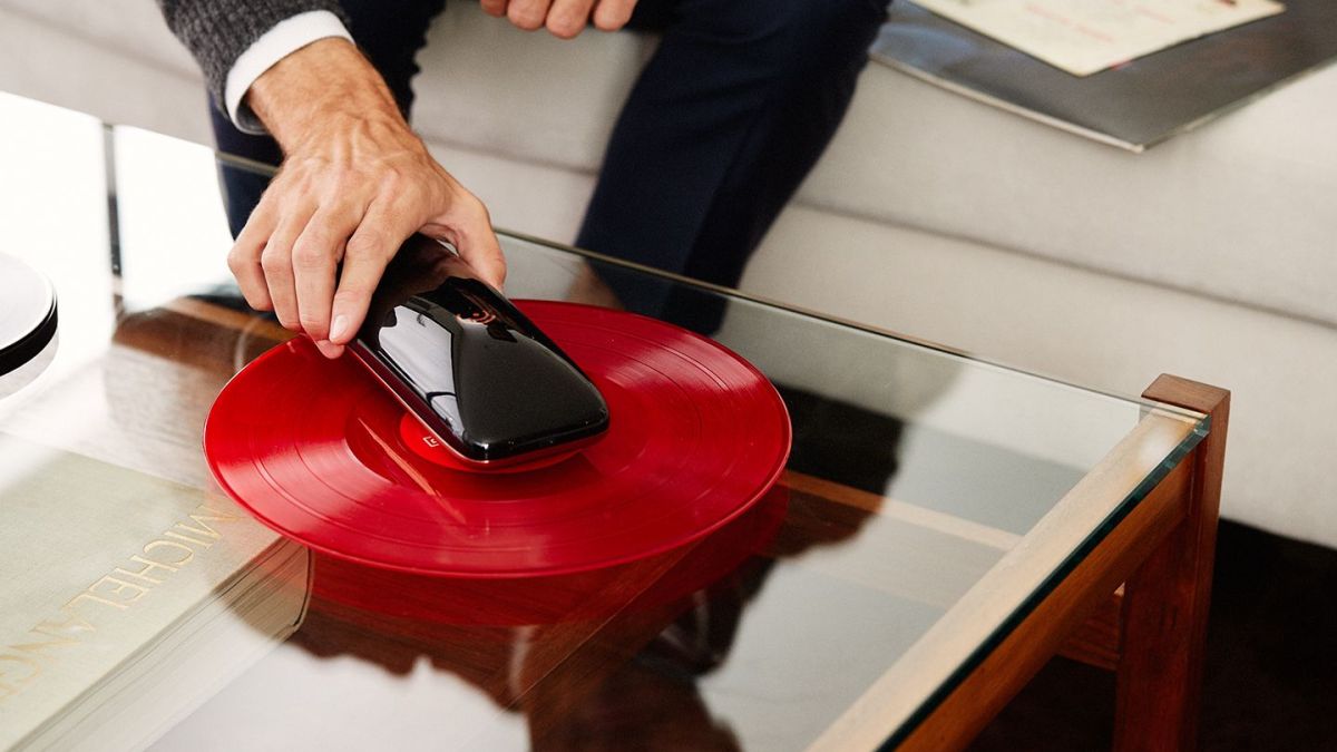 love_turntable_revolutionary_smartphone_controlled_turntable_crowdfunding_agency2-0_gallerya-compressor love_turntable_revolutionary_smartphone_controlled_turntable_crowdfunding_agency2-0_gallerya-compressor