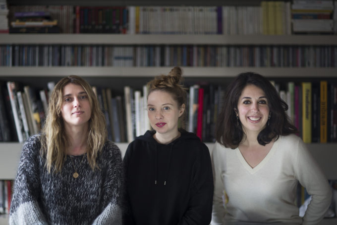 De gauche à droite : Julia Tissier, Faustine Kopiejwski et Myriam Levain, co-fondatrices de Cheek Magazine. Photo Capucine Bailly
De gauche à droite : Julia Tissier, Faustine Kopiejwski et Myriam Levain, co-fondatrices de Cheek Magazine. Photo Capucine Bailly